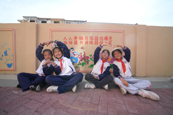 李沧小学生手绘民族团结文化墙,铸牢中华民族共同体意识