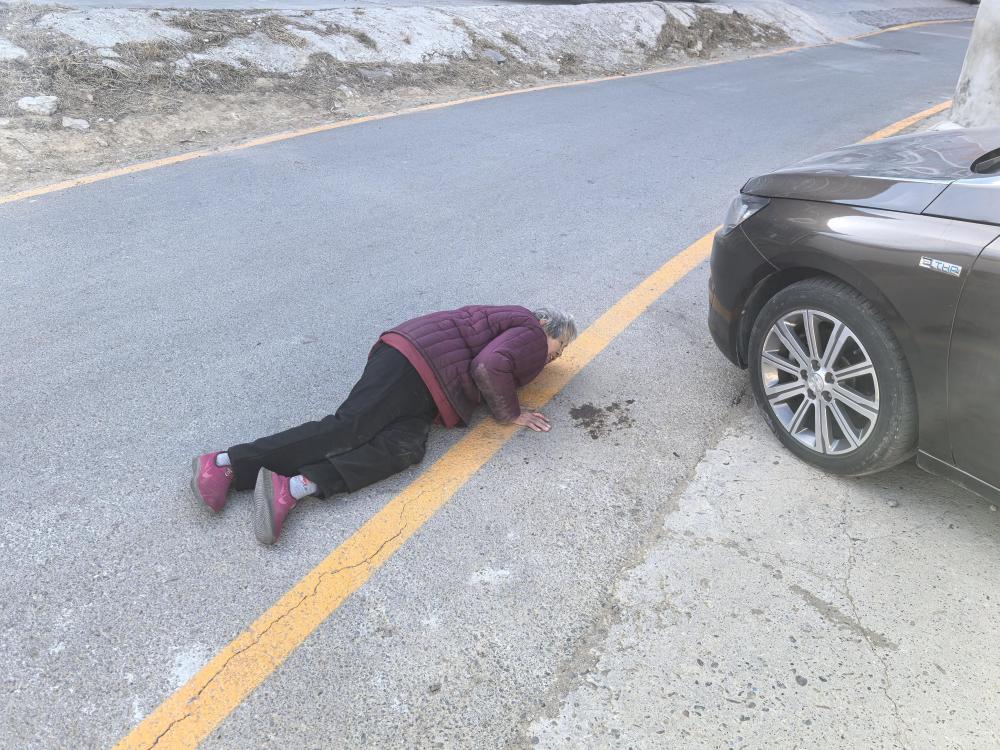 顺义八旬老人路边摔倒,她穿着秋裤就跑去救人
