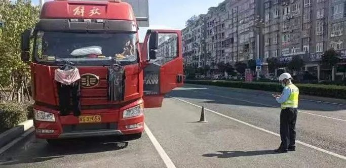 等重点路段的管控力度,对大货车违法停车等交通违法行为进行查处劝导