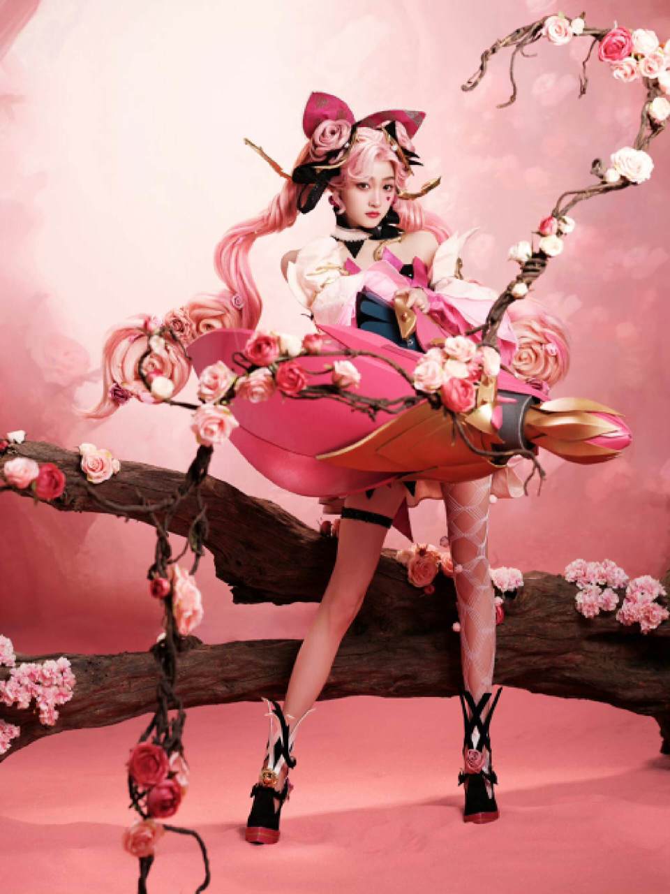 徐娇cos孙尚香,提着炮筒,姿势可爱,和关晓彤蔷薇恋人气质不同