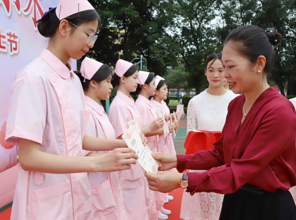 连州卫生学校举办2024年职业教育活动周暨庆祝"5·12"护士节活动
