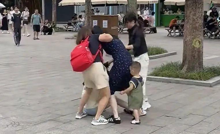 女子在动物园制止不文明行为反被群殴