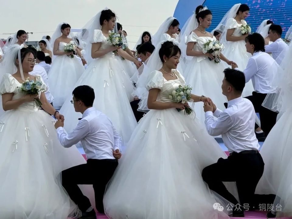 铜陵百对新人集体婚礼的超级浪漫!