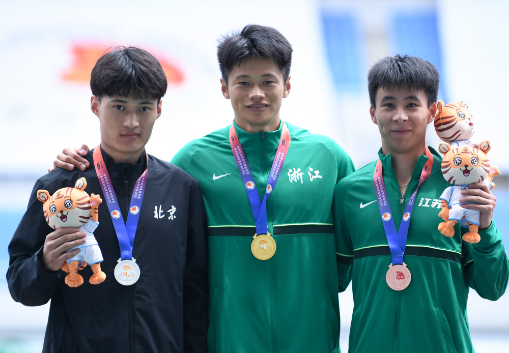 6月29日,冠军浙江队选手谢震业(中),亚军北京队选手刘硕元(左)和季军