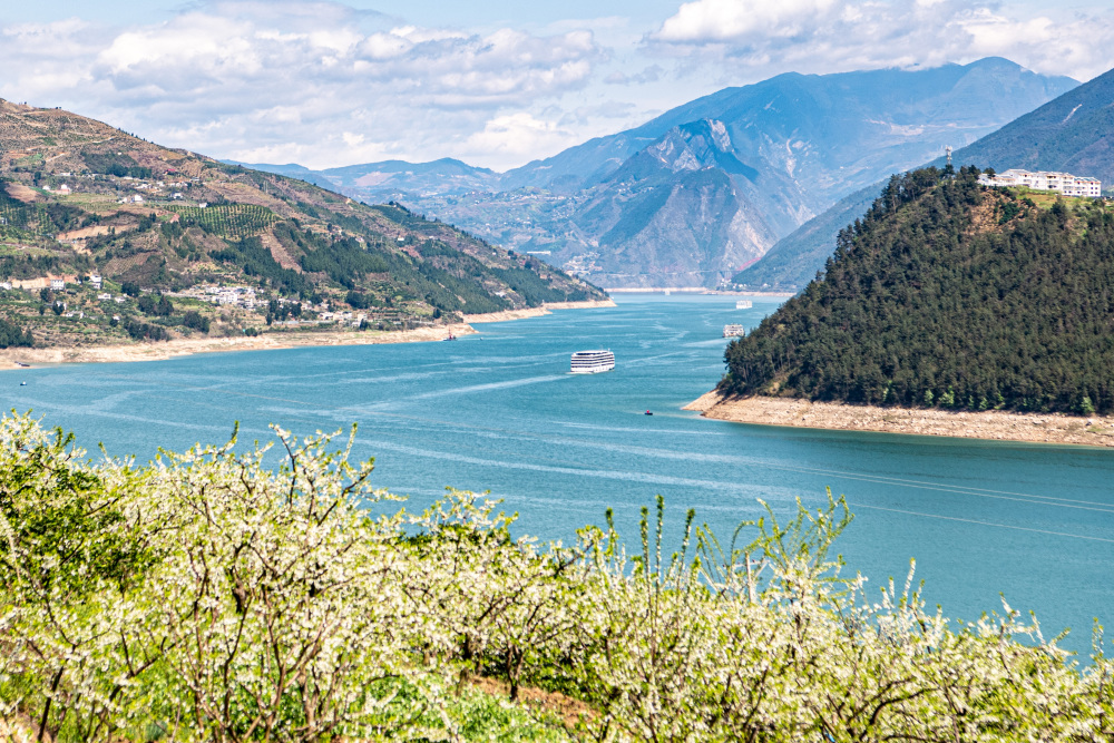 重庆巫山一江碧水满山雪