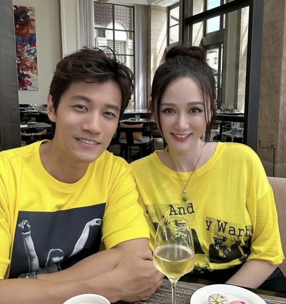 陈乔恩和艾伦重游定情地,两人穿情侣装好般配,结婚2年仍在热恋_腾讯