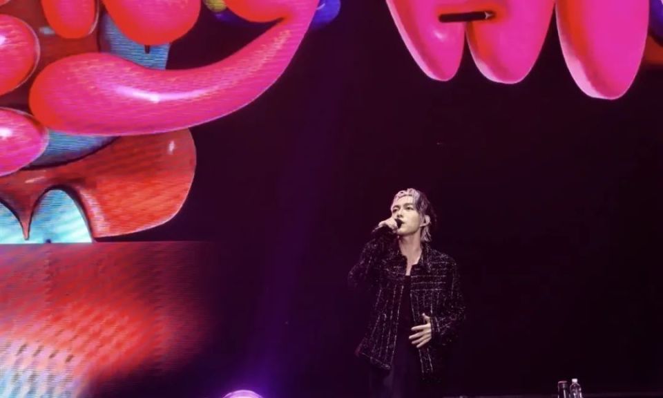 痛仰乐队(主唱高虎)"无论走到哪里,我都是新疆的儿子娃娃～"橘子海