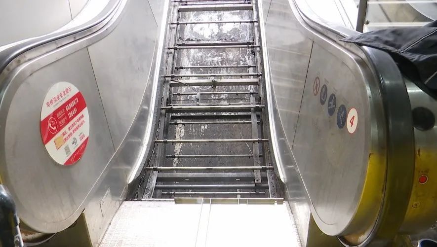 唯一的地下通道电梯总被围起过路老人还有人是抬上去的