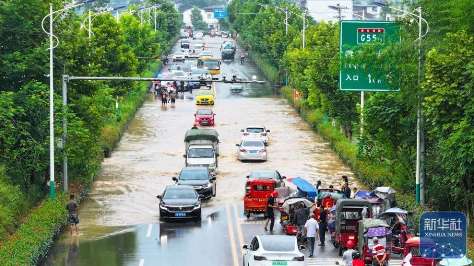 重庆5区县降下特大暴雨 15条河流出现超警戒水位洪水
