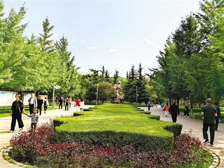 据工作人员介绍,植物园现已建成海棠园,敦煌园,牡丹