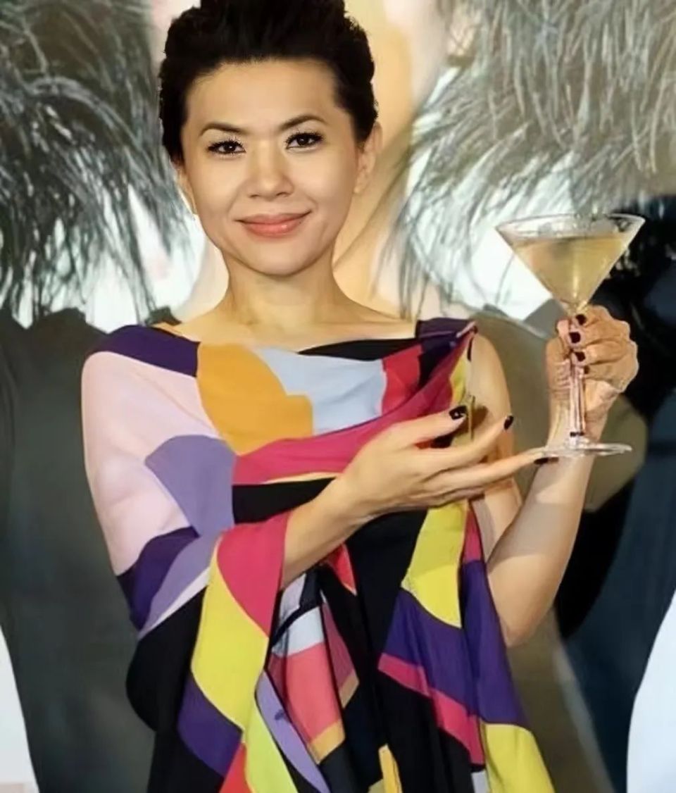 他于1975年毕业于台湾交通大学管理科学系,后来又获美国哈佛大学企业