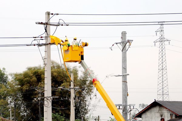 带电线路迁改让行助力永津高速建设提速