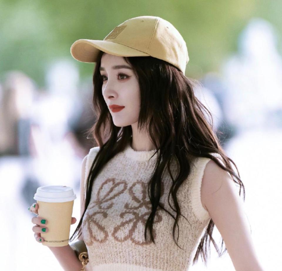 据悉,杨幂母亲名叫杨春玲,而网传信息称诗摇为杨幂新经纪人名字,上述