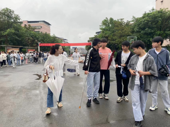 广安区恒升中学考点,警察与保安共同维护考点秩序广安实验学校考点