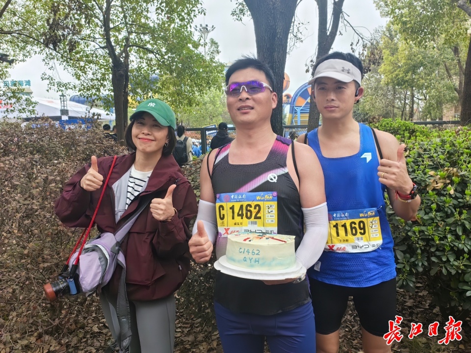 江苏选手生日当天刷新最佳成绩武汉跑友定做蛋糕为他庆祝