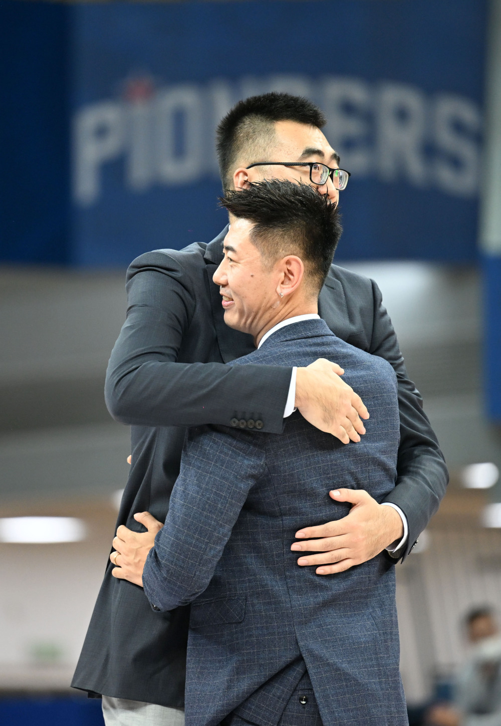 篮球——天津先行者队为张兆旭和张楠举办球衣退役仪式_腾讯新闻