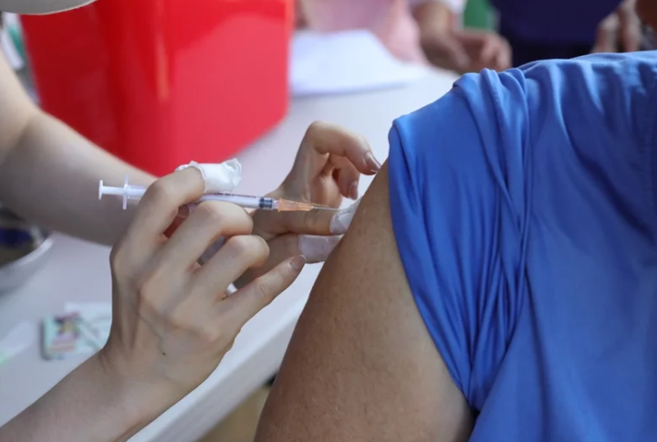 台湾卫生部门提醒,年底新冠疫情恐达高峰,需及时注射