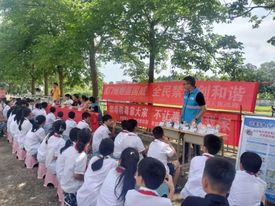 活动中,遂溪县各镇(街)禁毒办工作人员和禁毒志愿者通过派发禁毒宣传