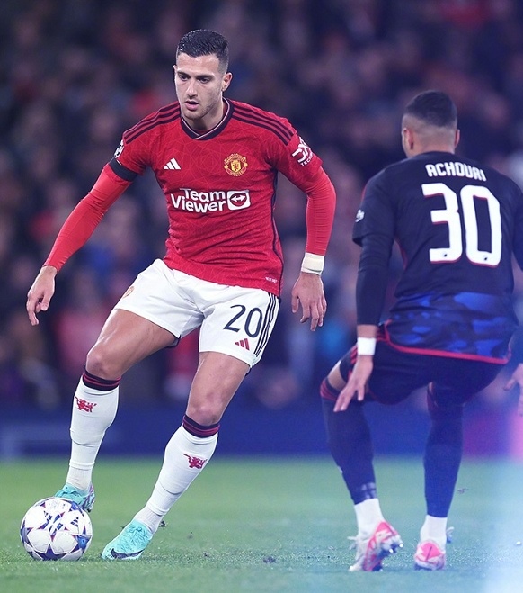 拉开架势和红魔大打对攻战,第3分钟阿乔里就在大禁区外完成了一脚远射