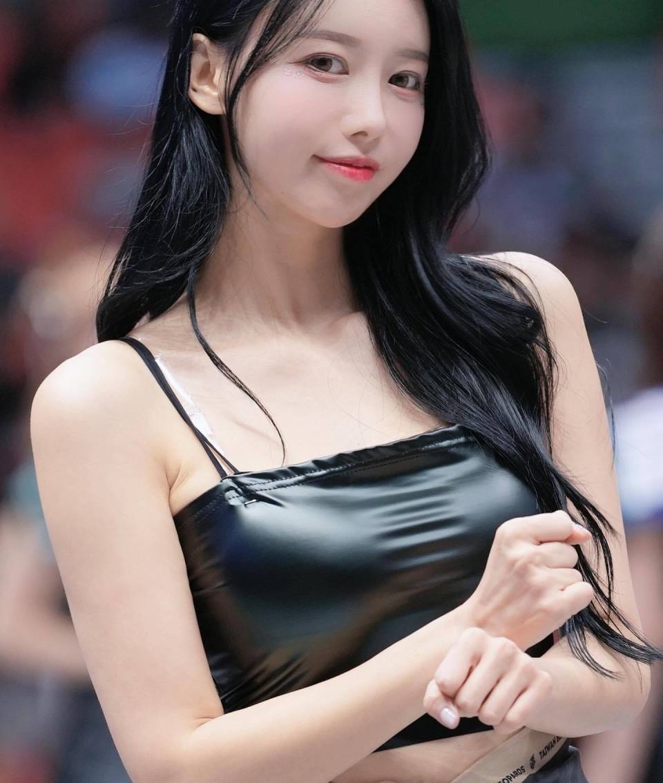 “啦啦女神”李雅英晒考辛斯首秀应援美照：谢谢大家 下周赛场见_腾讯新闻