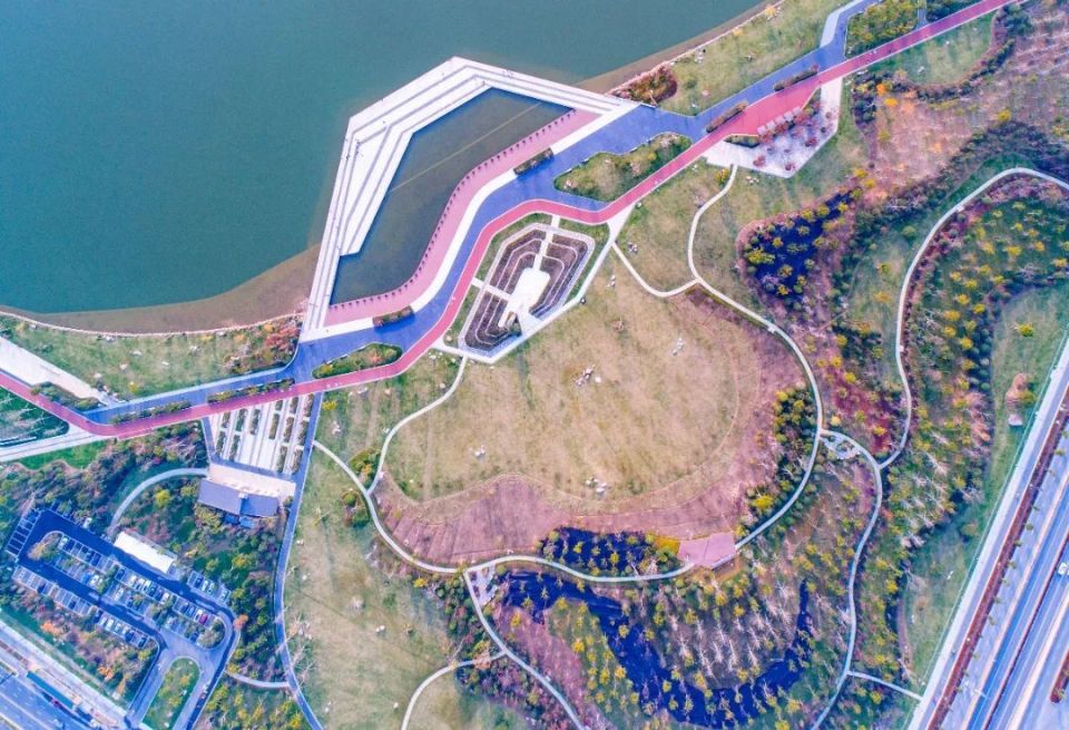 放松身心打卡绝美环湖风光湖海塘公园相比于城区其他公园,赤山公园