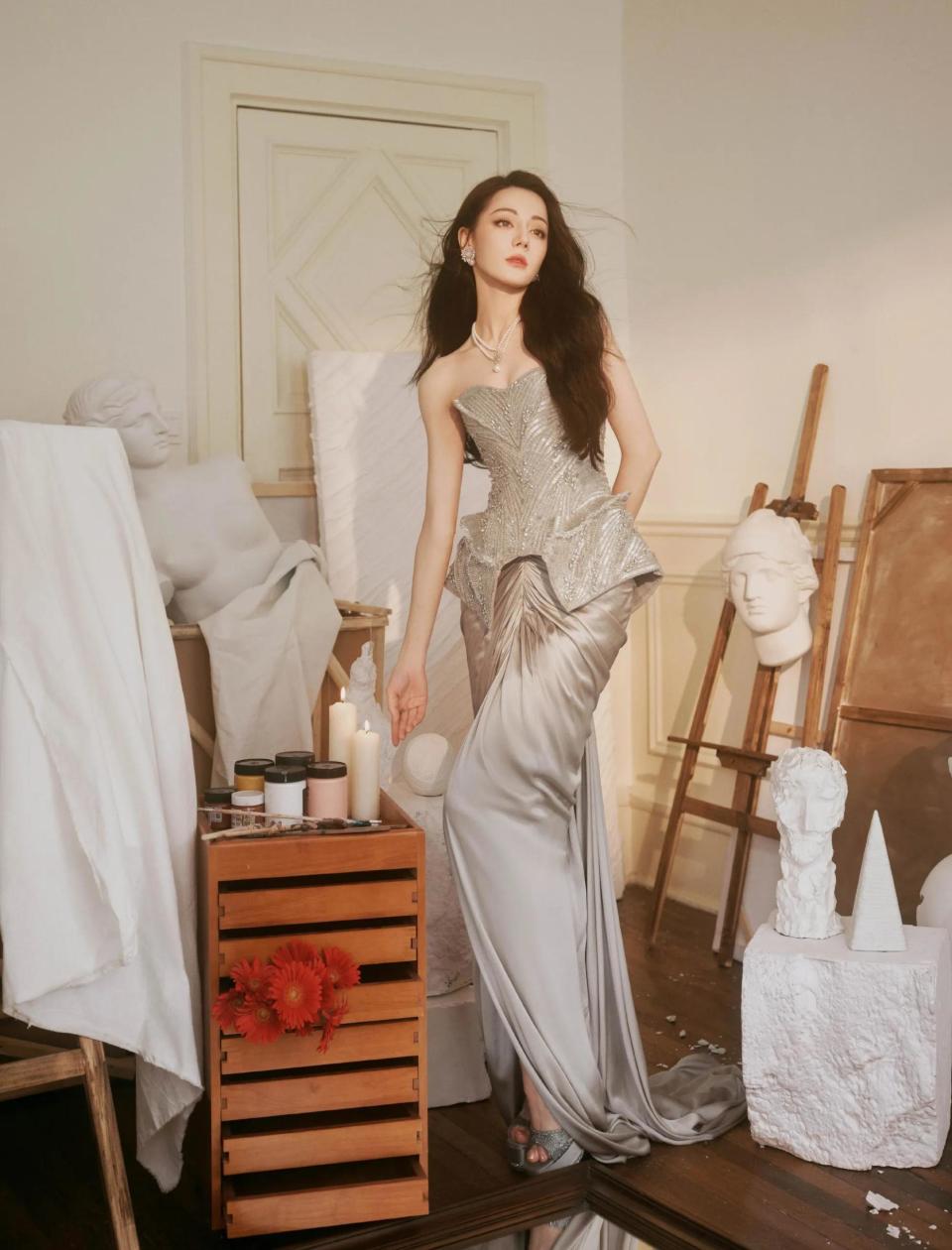 迪丽热巴一袭银灰抹胸长裙宛如美神降临现实太美了