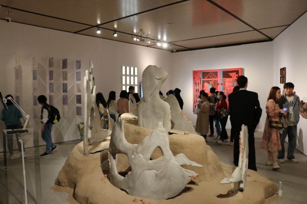 2023中央美院毕业季正式启幕校门外看展观众排起长队