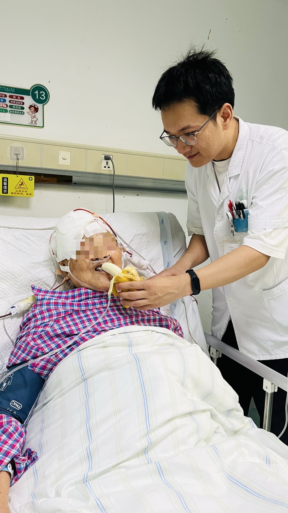 "主治医生钟崛解释,一般来说颅内出血量达30毫升就会致命,由于周奶奶