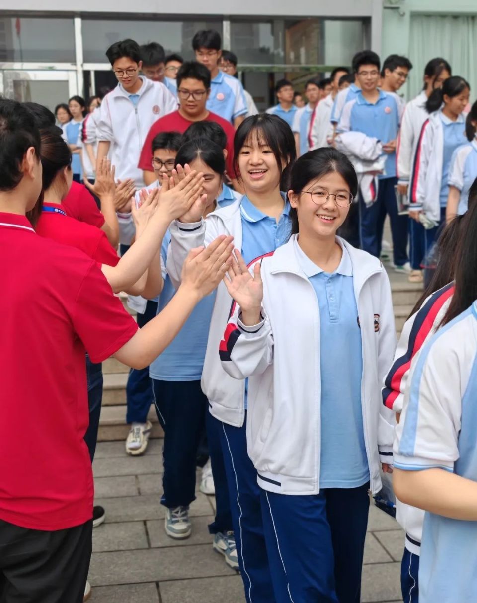 陈埭民族中学考生斗志昂扬奔赴高考"战场"!