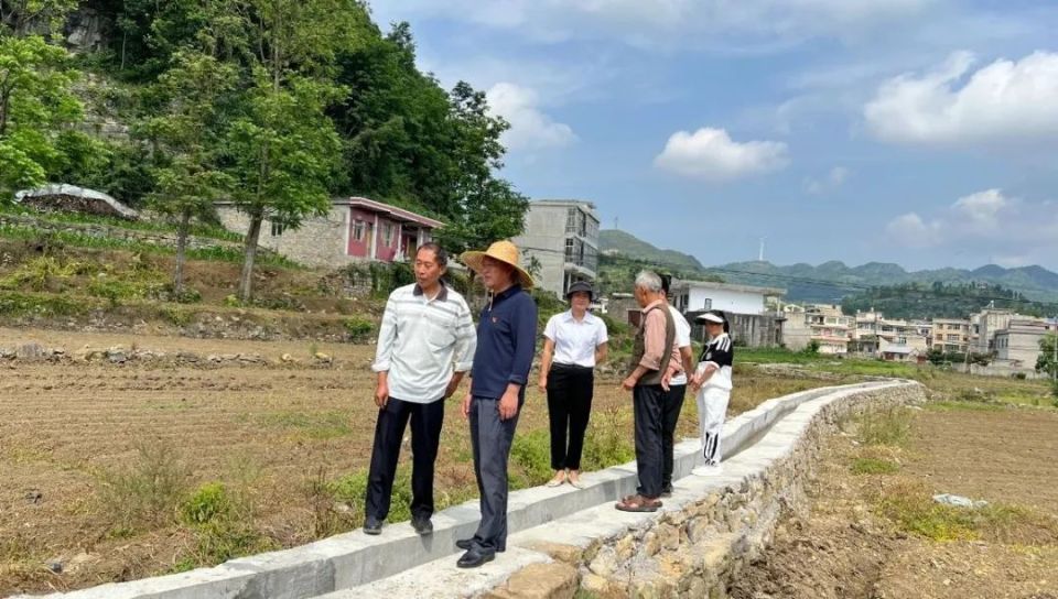 在花江镇元林村党群服务中心,村民代表正给中国航空工业集团中航重机