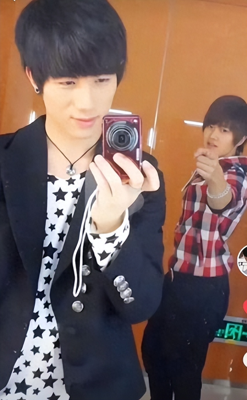 任嘉伦兰贺合照曝光,被扒两人10年前就认识,辛芷蕾也在吃瓜-腾讯新闻