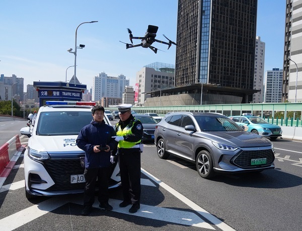 因主线仍有一定的通行空间,交警对主线3号车道间歇性控流,引导上匝道