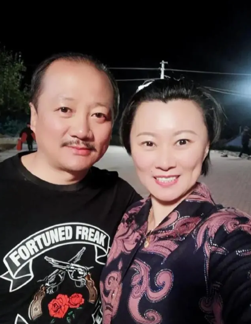 《乡村爱情》唐鉴军饰演谢广坤后,与妻子离婚,转身去剧中小蒙娘