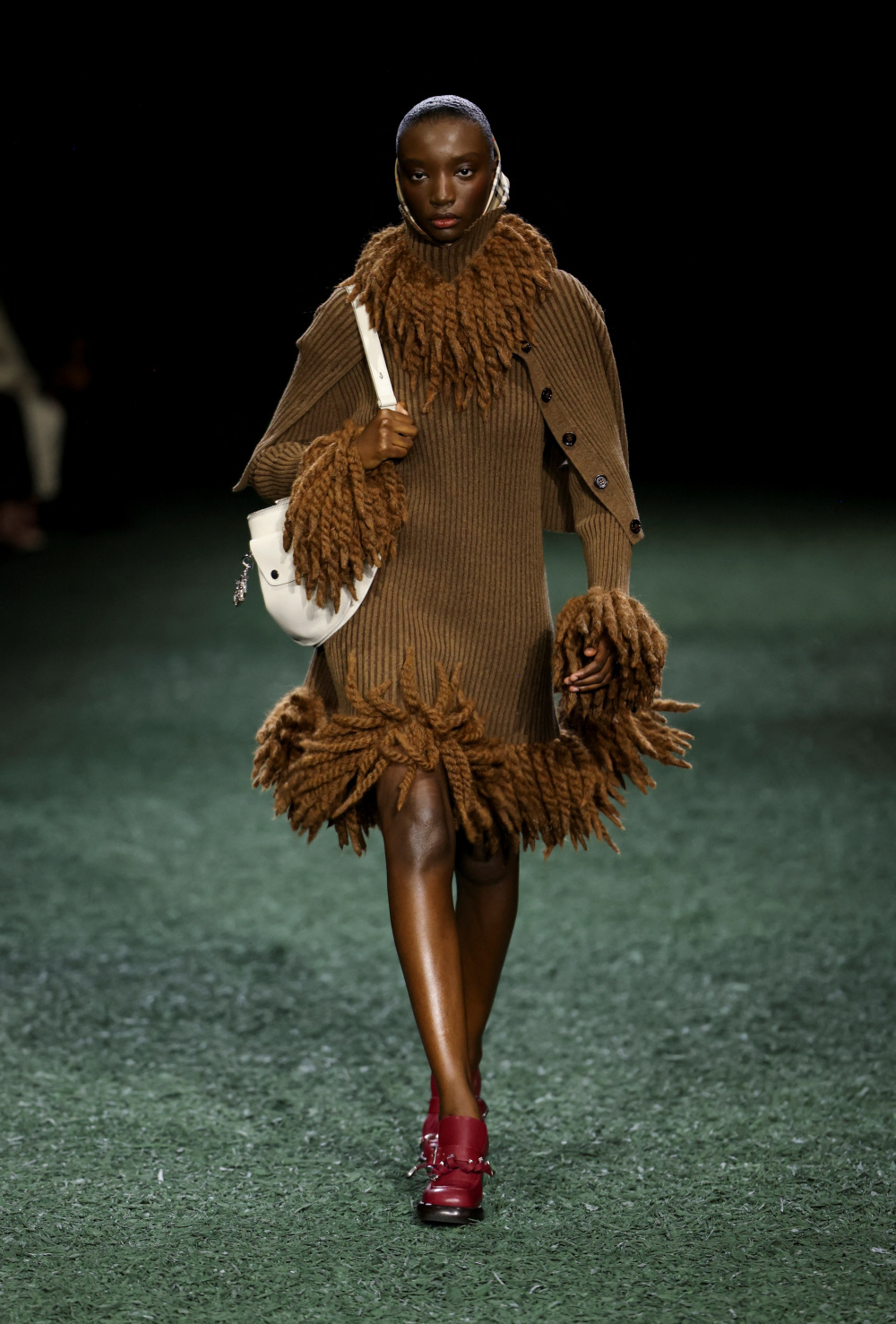 新华社/路透2月19日,模特在英国伦敦秋冬时装周上展示博柏利(burberry