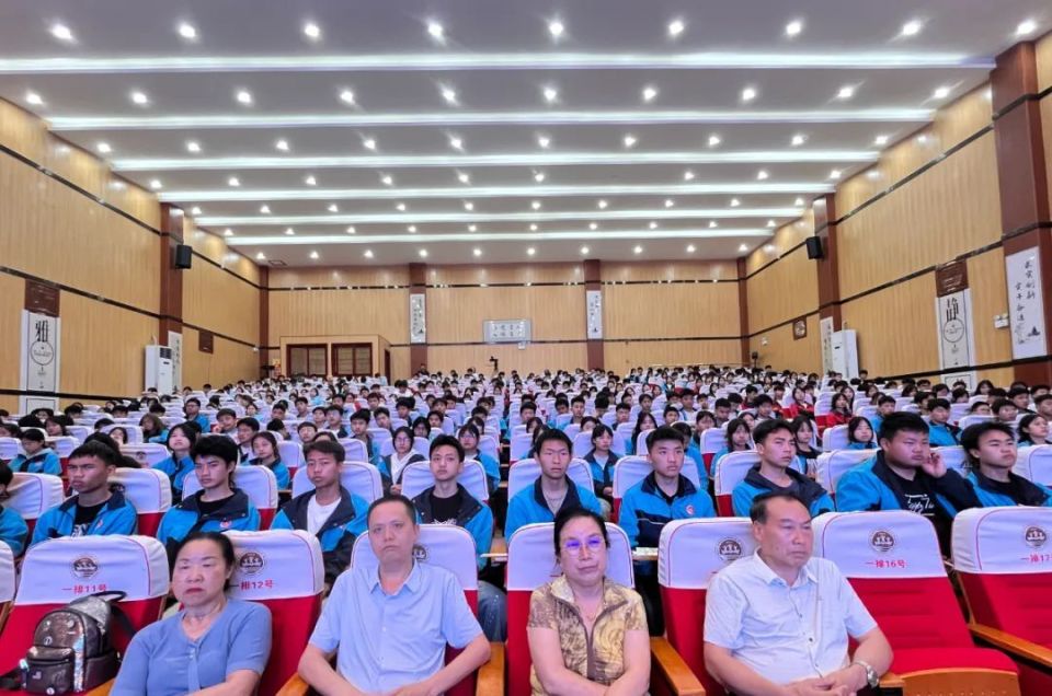 中国老科协科学报告团专家到关岭开展进校园活动讲座