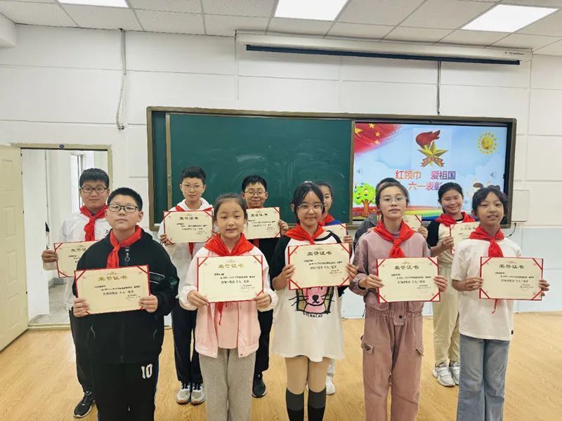 勇敢,团结,活泼"的少先队作风,福民街小学开展"红领巾爱祖国"儿童节