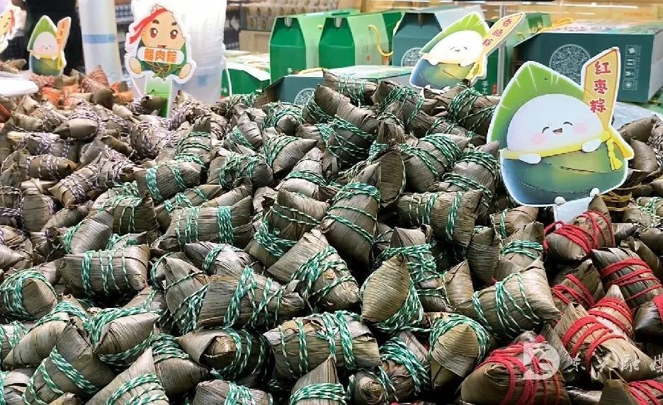 市民们脸上洋溢着节日的喜悦,纷纷前来选购端午节所需的各种商品