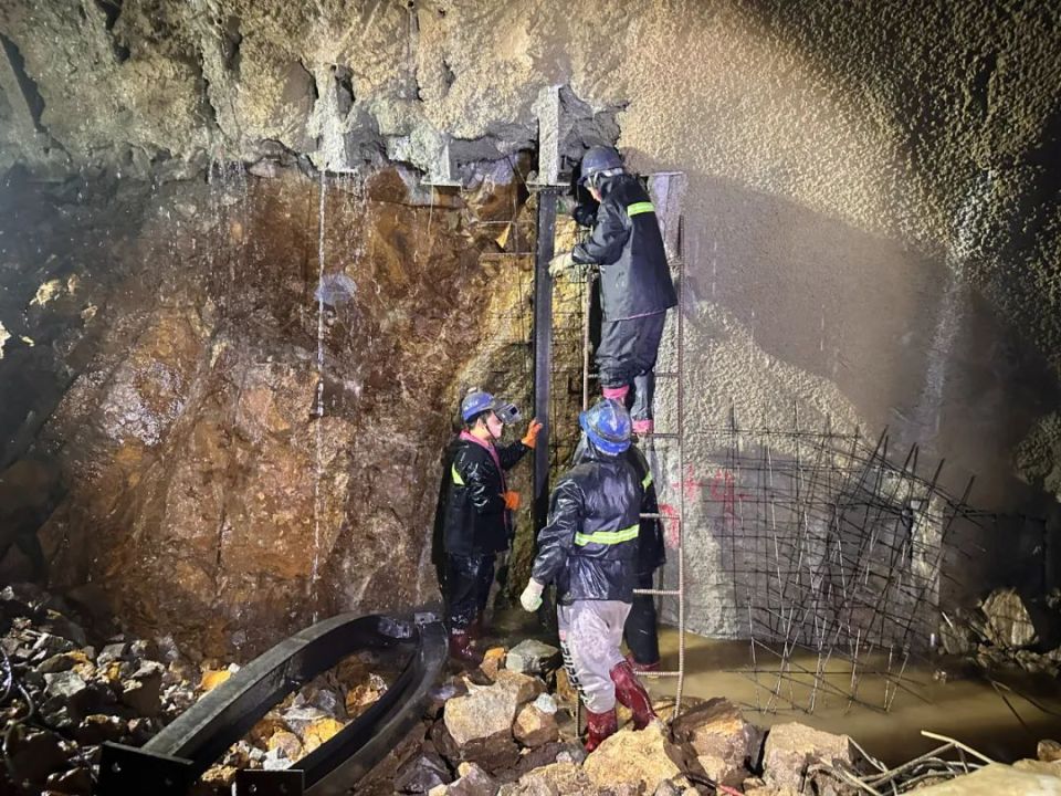 姚南高速公路项目石星一号隧道实现双洞贯通