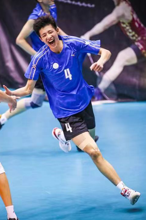 下,他接触到了排球,2018年7月进入江苏省新海高级中学男子排球队训练