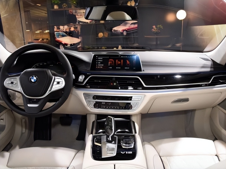 宝马"王牌",5米3车身搭配600马力,3.6秒破百