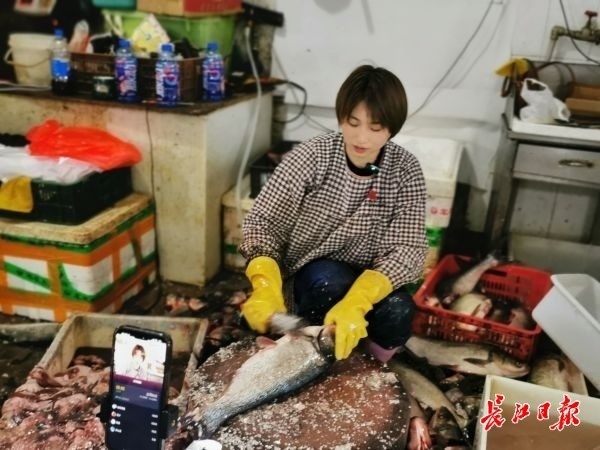 88年漂亮女生每年杀鱼18万斤 每天凌晨剁鱼引7万网友围观_腾讯新闻