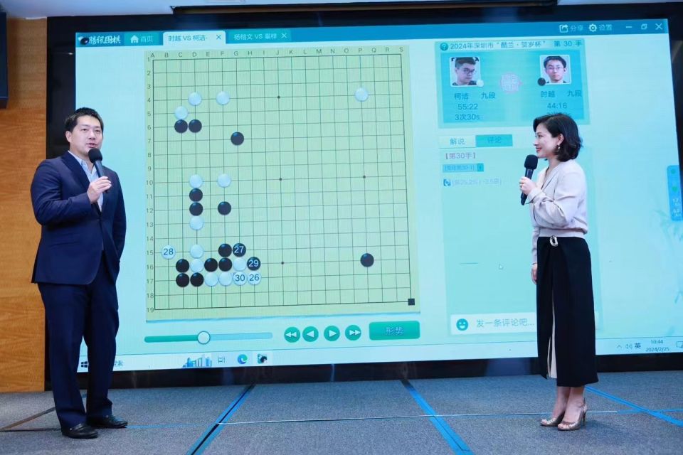 赛后,柯洁,辜梓豪到观棋室,与直播讲评的女子围棋世界冠军徐莹一起,和