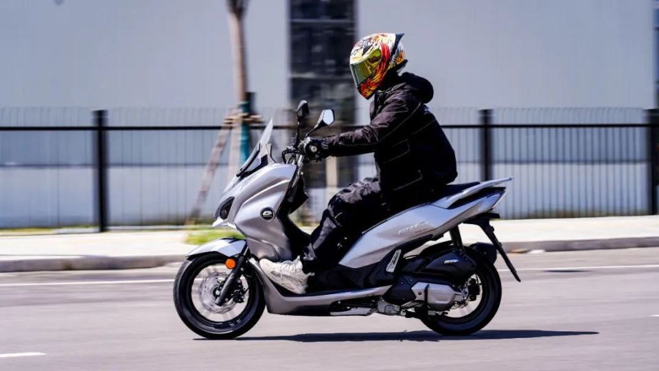 最智能的国产踏板车型,qjmotor鸿150实测,操控给力,性能靠谱,车机系统