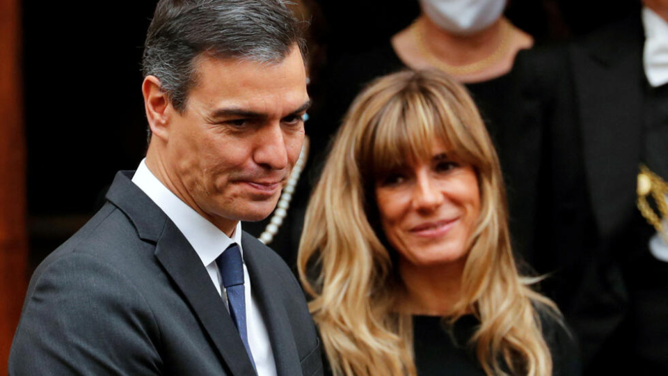 西班牙首相49岁妻子涉腐被调查,却存有争议,桑切斯怒称想辞职