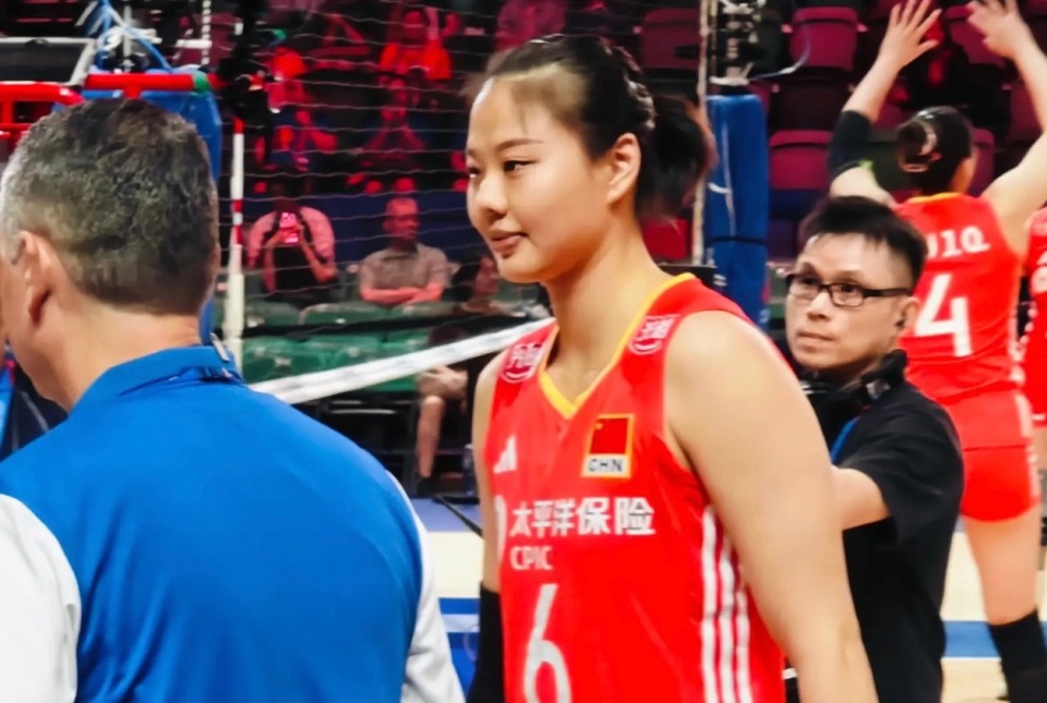 老将给力，新人进步大！中国女排香港站吴梦洁董禹含坐稳主攻位置