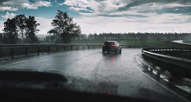 1,正確用燈雨天行車,要開啟正確的燈光.