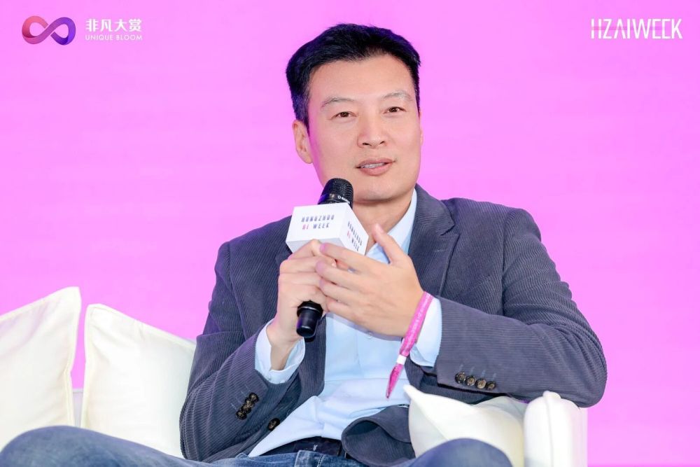四位投资人聊了一小时AI，他们最担心哪件事？ · 原文图片 2