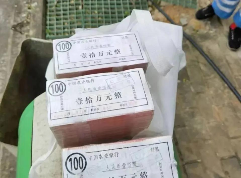 35岁女环卫工果皮箱内捡30万现金报警海口刑警接手调查环卫公司拟表彰