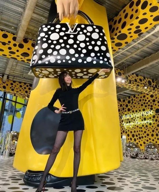 丝袜品牌御用腿模 身高178腿长88的日本第一腿精-腾讯新闻