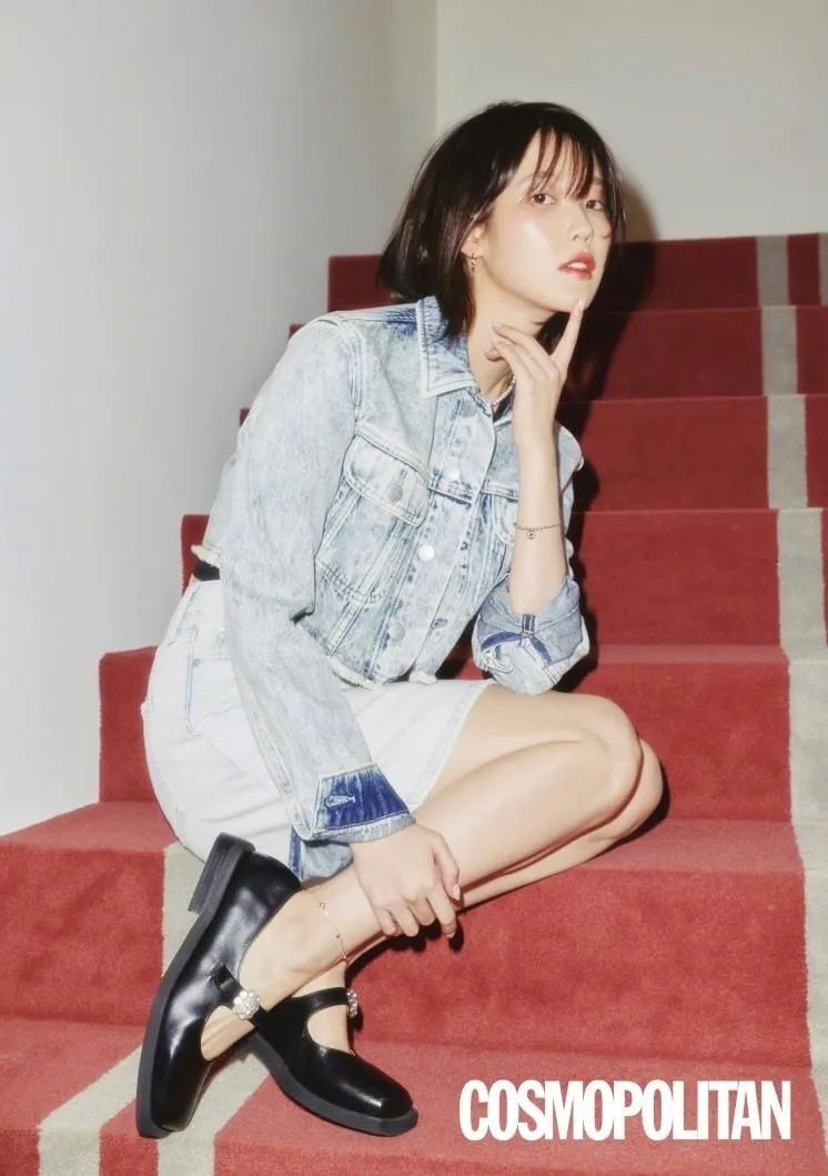 女星iuw杂志夏日氛围大片俏丽长发气质灵动温婉